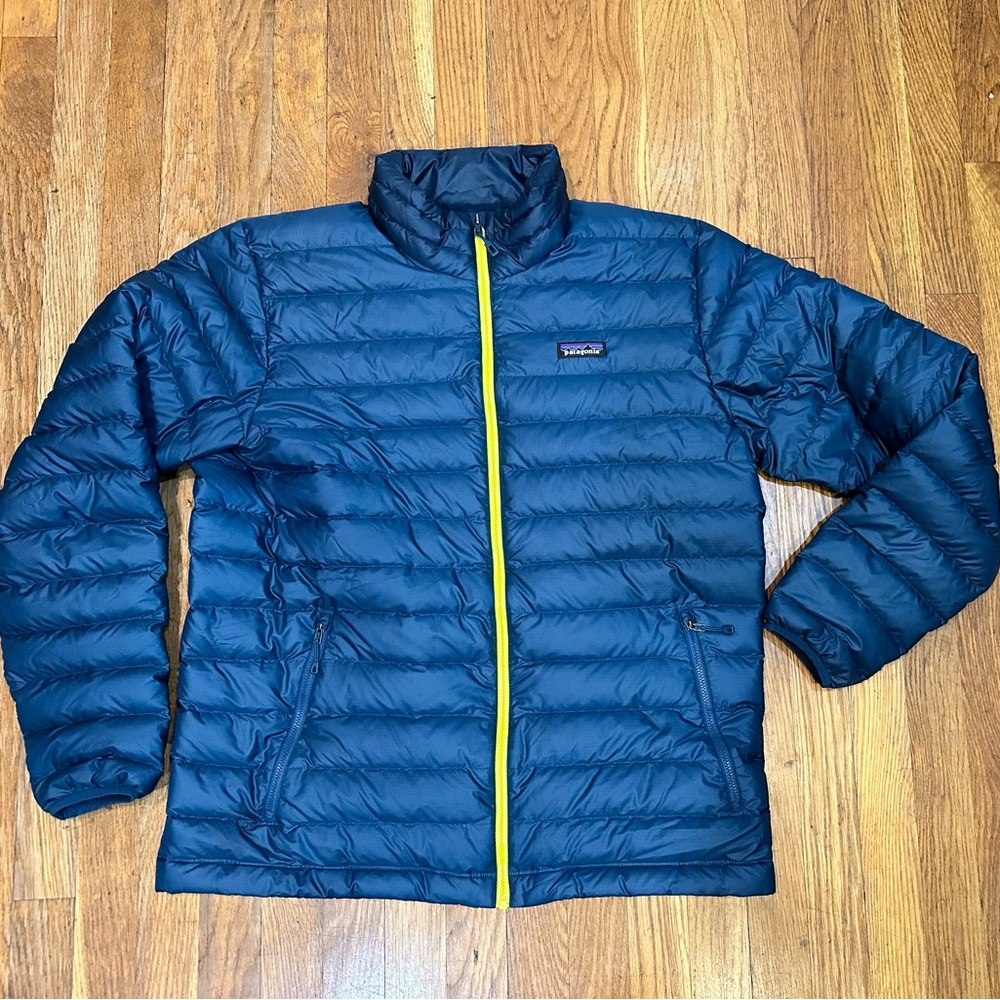 Men’s Patagonia jacket barely worn in excellent condition. No holes No stains